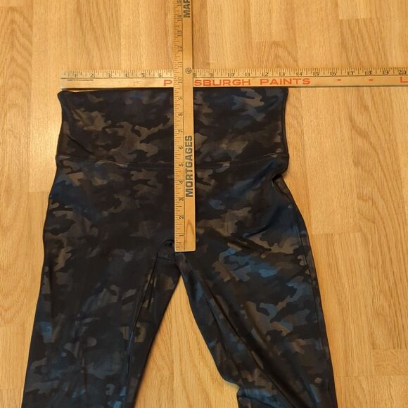 SPANX Faux Leather Camo Leggings Womens Medium Matte Black Shaping - Picture 3 of 6